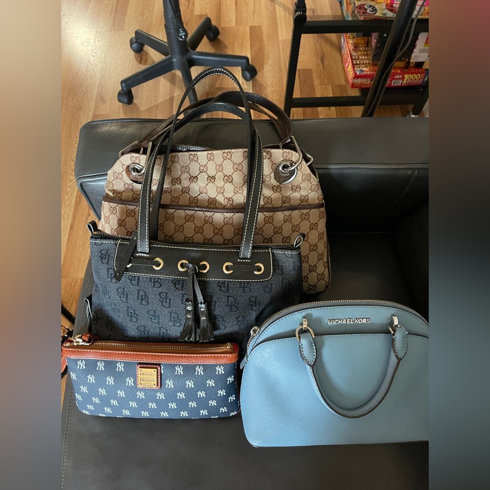 Authentic handbags . - Picture 3 of 6